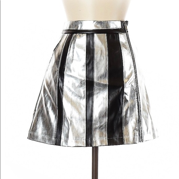 🦉SALE 3/$33 or 5/$50 Silver and black shiny skirt - Picture 1 of 2
